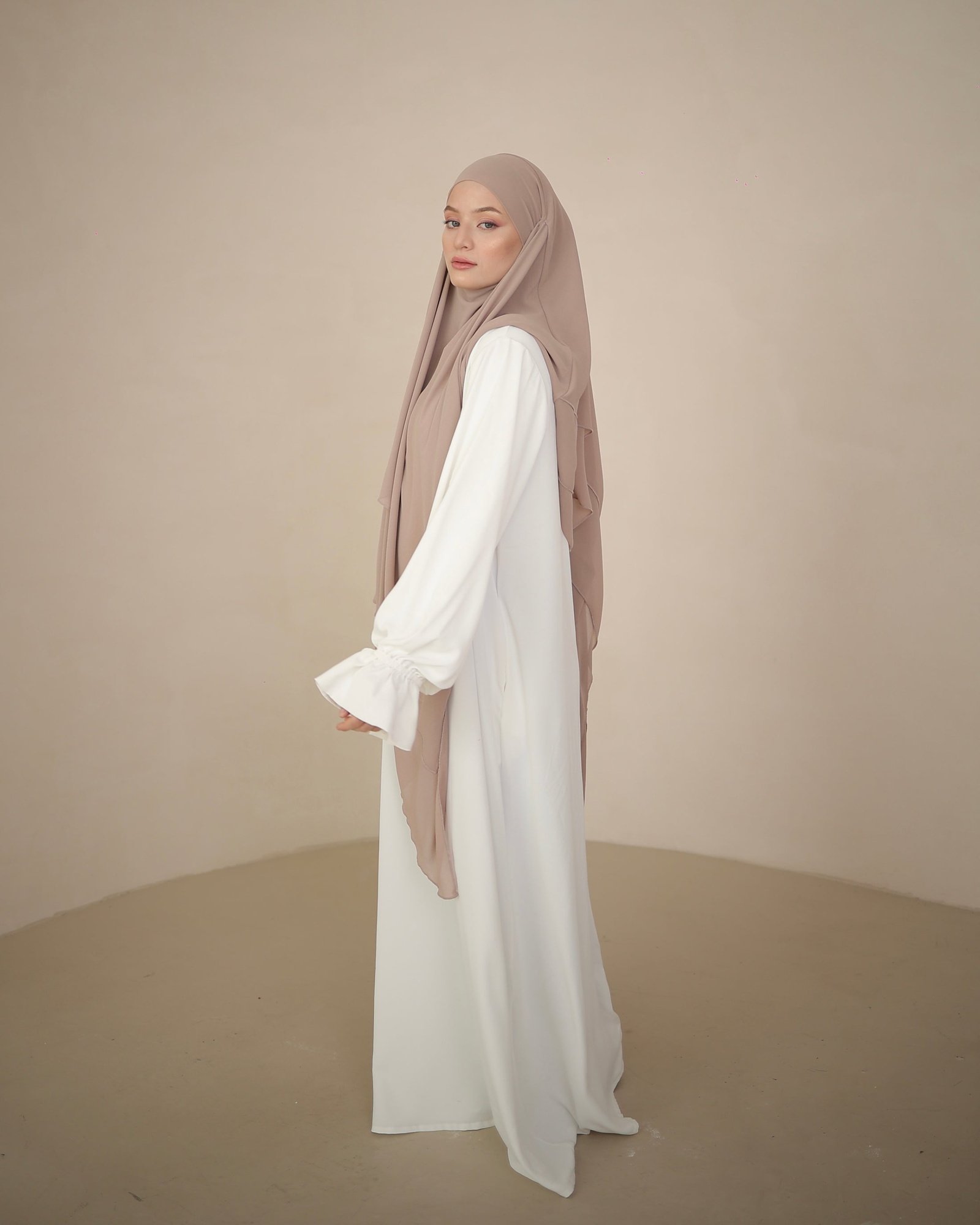 romantic-abaya-moon-